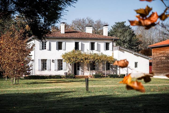 Location de vacances pour 12 personnes, avec jardin et terrasse à Uza