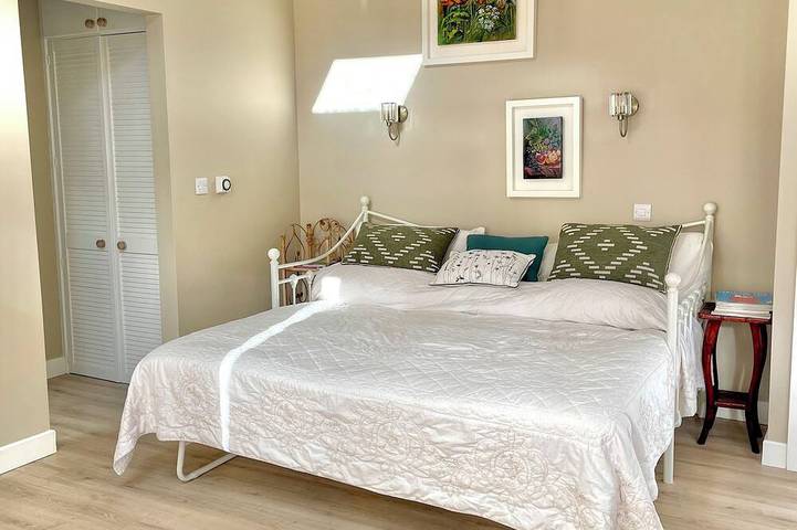 Ganze Wohnung, Private Garden House, Historic Castle Estate, Pool, Tennis & Gardens in County Louth