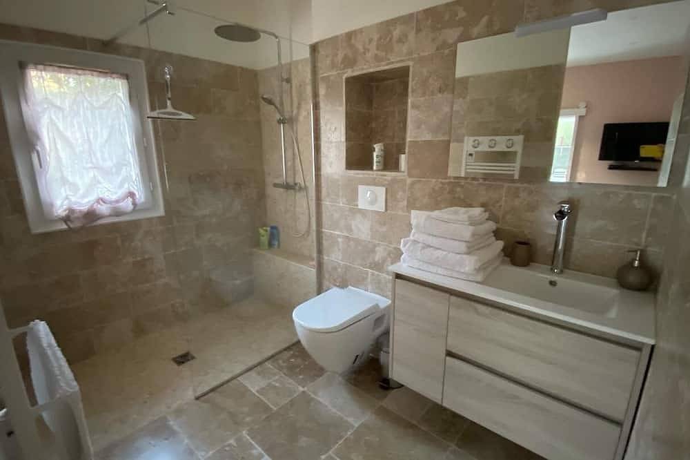 Appartamento intero, Studio 30m², Private garden, Beach 5 mins walk in Tiuccia, Casaglione