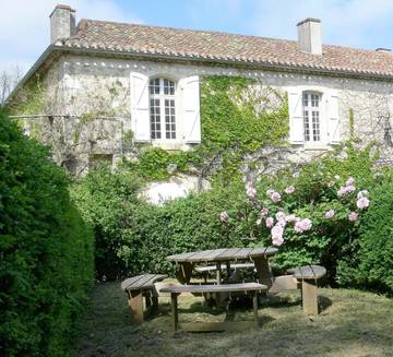 Gîte pour 7 personnes, avec vue ainsi que jardin et piscine, adapté aux familles à Sérignac