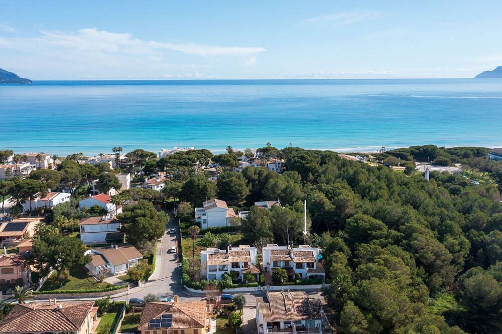 Casa sulla spiaggia, ristrutturata, giardini, barbecue, tranquilla, ideale per famiglie e relax in Playa de Muro, Muro