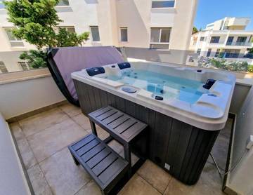 Villa für 6 Personen, mit Whirlpool und Balkon sowie Garten in Novalja