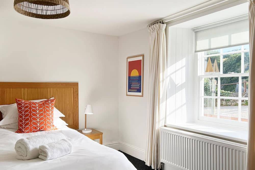 Traditional Cornish Cottage on Charlestown Harbour, parking, beach & pubs in Charlestown, Cornwall