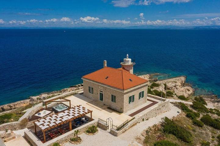 Villa for 2 people, with garden and hot tub on Vis