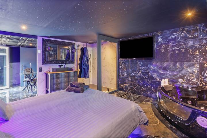 Bed and Breakfast 'Luxurious Love Room By Vill'amore' with Private Terrace, Wi-Fi and Air Conditioning in Solaro, Corte region