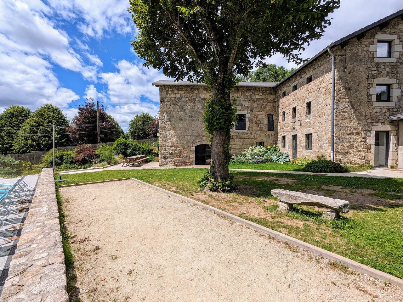 Comfortable lodge with heated pool, for 23 people, perfect for families and friends in Lapte, Massif Central