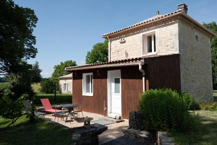 Location de vacances pour 4 personnes, avec Terrasse ainsi que Jardin et Vue à Rouffignac