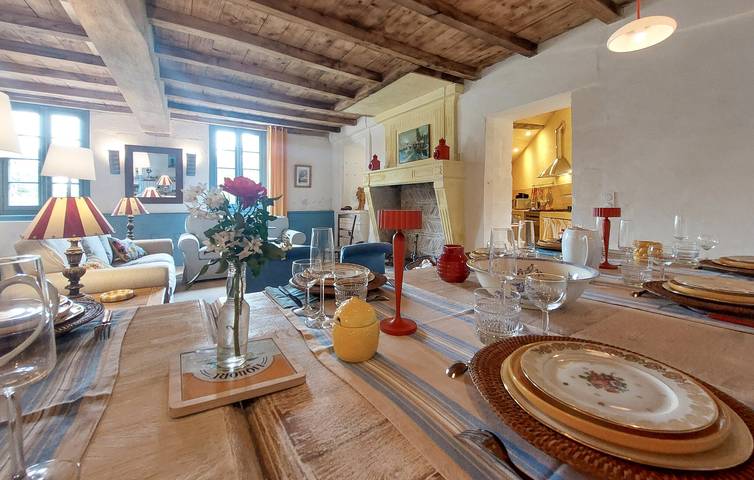 Acogedor apartamento con piscina, jardín y wifi cerca del río Charente in Les Gonds, Saintes region
