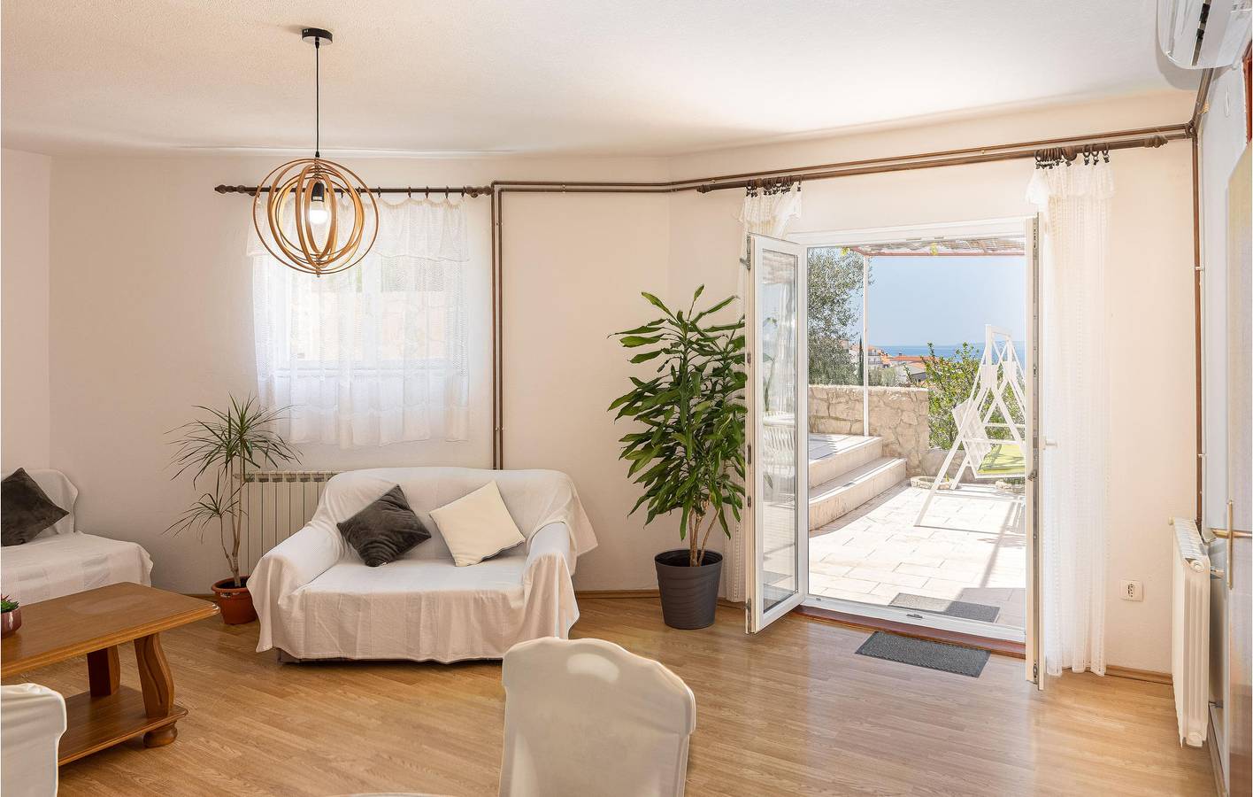 Ganze Ferienwohnung, Reizende 2-Zimmer-Wohnung mit Pool und Terrasse, 2 km vom Strand Strobec entfernt in Podstrana, Split-Dalmatien