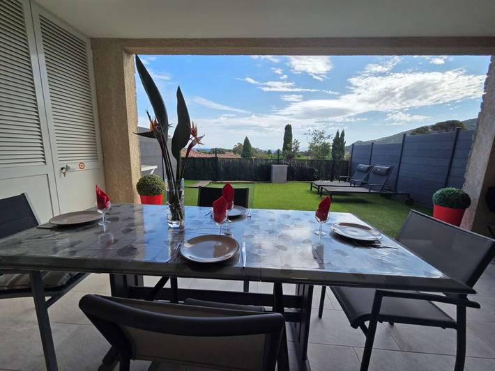 Gîte pour 3 personnes, avec terrasse dans Gare du Club Med Cocody