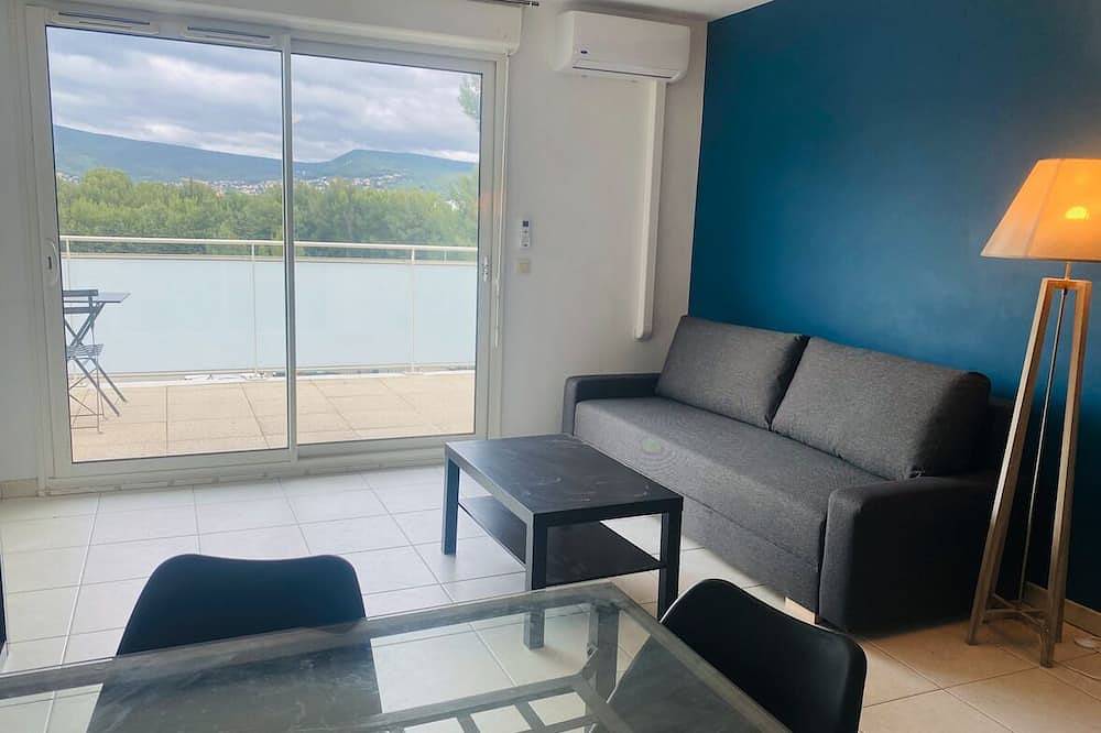 Entire apartment, Studio Terrace Air-conditioned La Ciotat in La Ciotat, Marseille region
