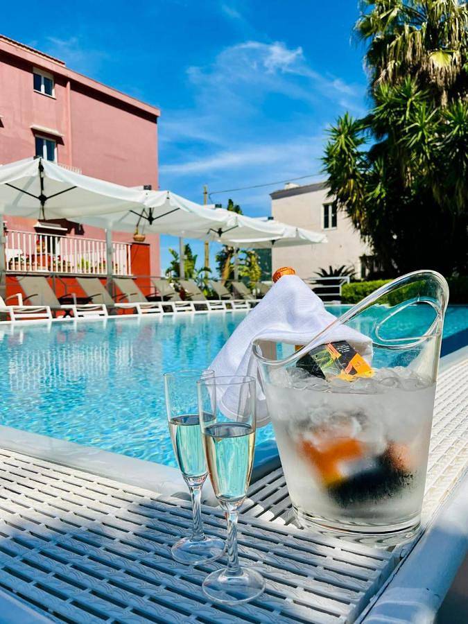 Hôtel pour 2 personnes, avec piscine ainsi que jardin et vue, adapté aux familles à Capri