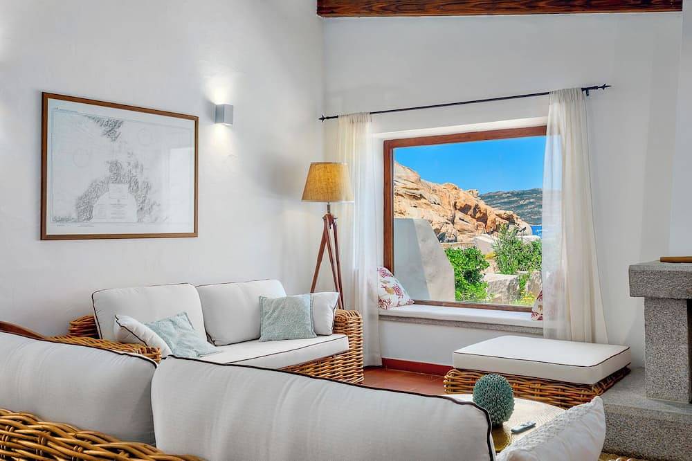 Villa Itaca - Amazing Swimmingpool by the Sea in Parco Nazionale dell'Arcipelago di La Maddalena, La Maddalena
