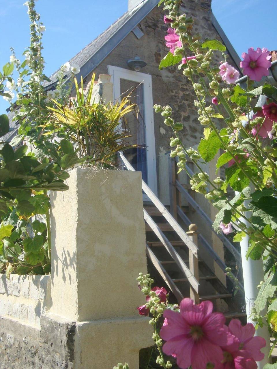 Studio "La Medina", au coeur d'un merveilleux jardin, proche Commerces & Mer in Surtainville, Côte de la Déroute