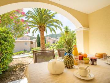 Gîte pour 4 personnes, avec piscine ainsi que jardin et terrasse dans Gare Du Dramont