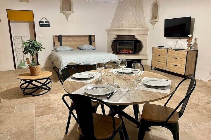 Gîte pour 4 personnes, avec piscine et jardin ainsi que jacuzzi et terrasse à Lurs