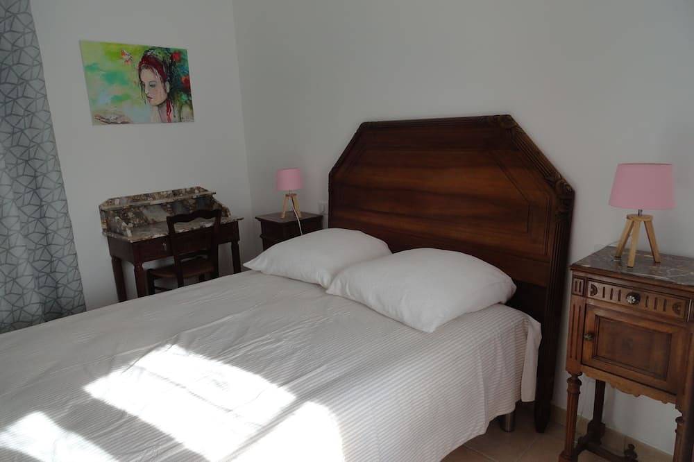 Entire apartment, Cottage \"Les Coccinelles\" with garden, town center of La Chaise Dieu in La Chaise-Dieu, Livradois-Forez Regional Nature Park