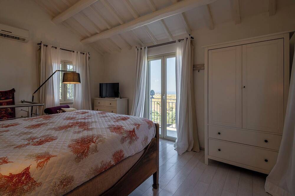 Villa Acquaro Santa Caterina Dello Ionio with Pool in Santa Caterina dello Ionio, Catanzaro Provinz