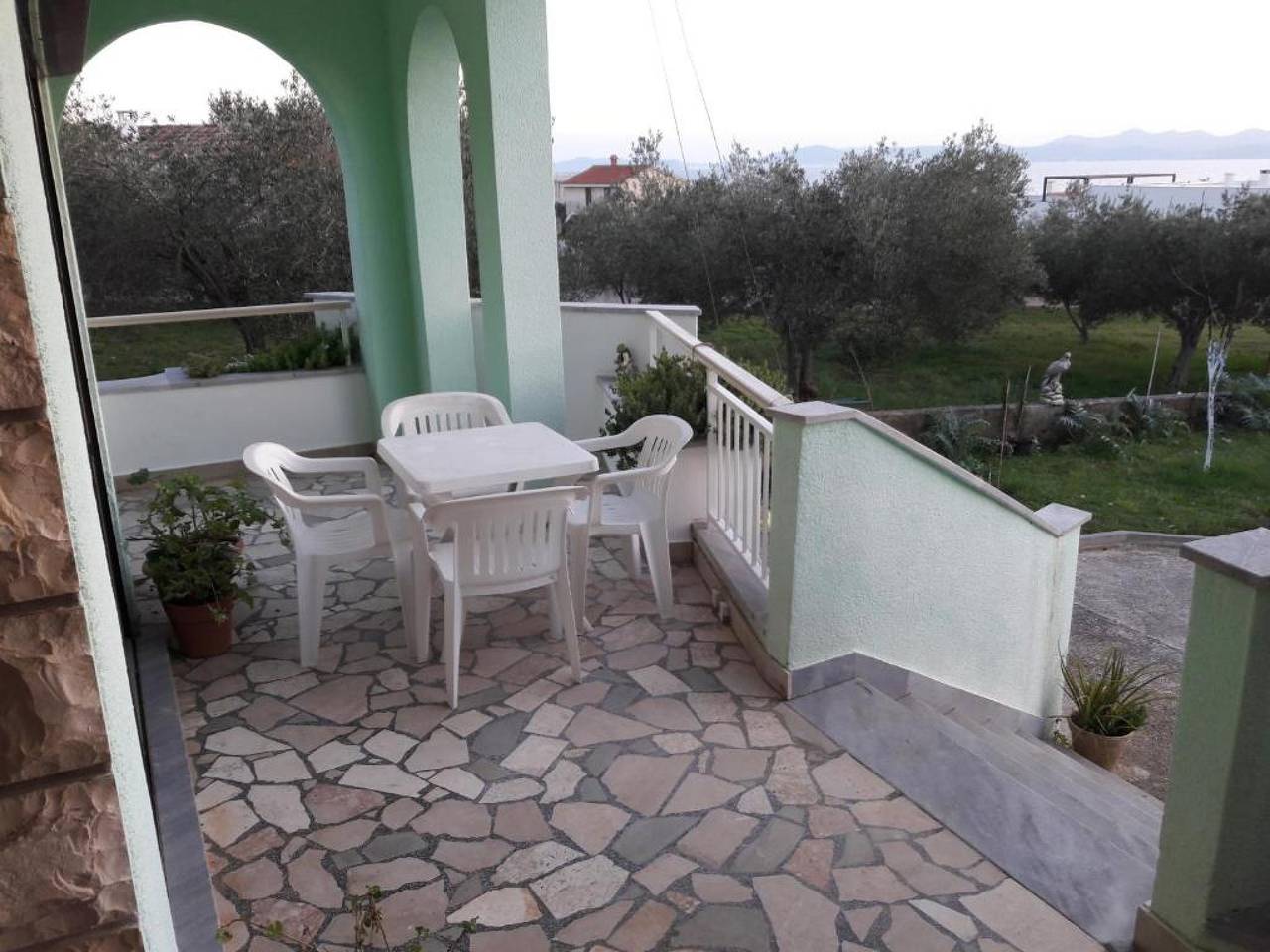 Ganze Wohnung, Ferienwohnung für 4 Personen mit Garten in Strand Kožino, Zadar (Kommun)