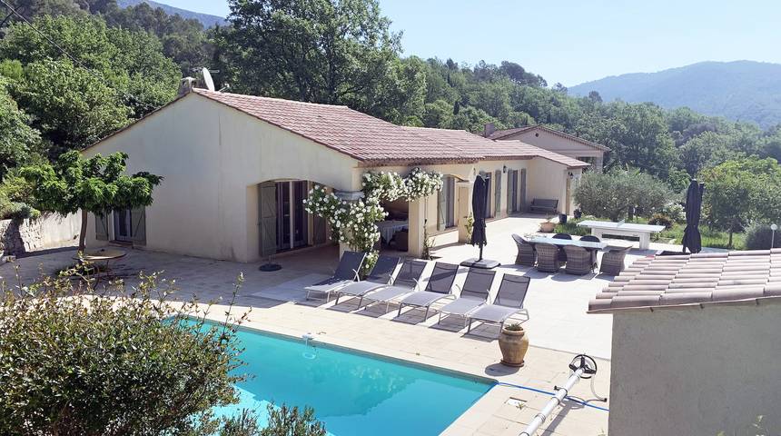 Gîte pour 6 personnes, avec piscine à Bargemon