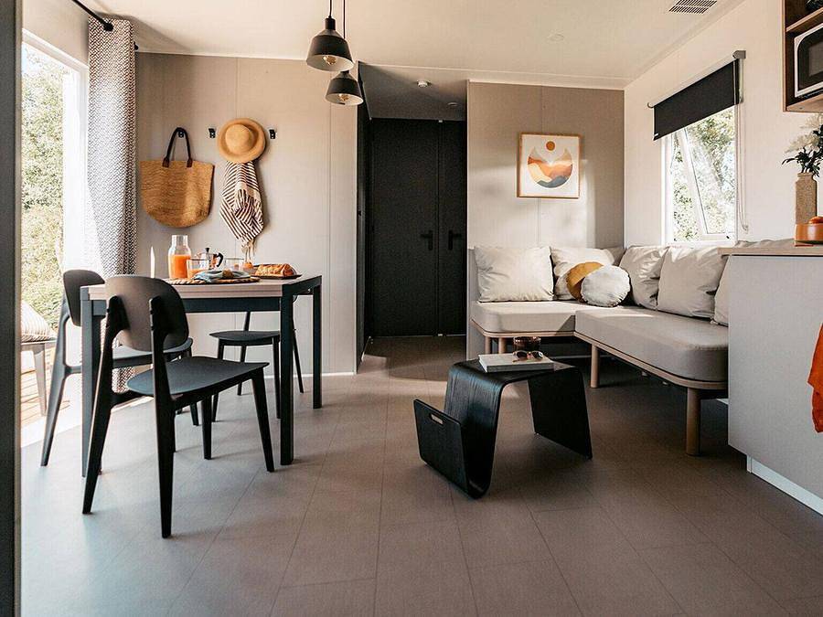 Camping Le Val de Durance - Mobilhome 8 personas - Mobil-home | Confort | 4 Dormitorios | 8 Pers. | Terraza elevada | Cocina exterior | 2 baños | Aire acondicionado. in Cadenet, Parque natural regional del Luberon