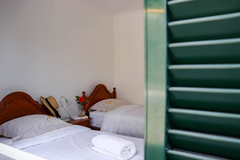 A peaceful, relaxing place with privileged view of the sea. in Pináculo, Tabua