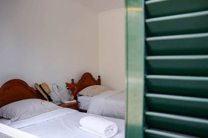 A peaceful, relaxing place with privileged view of the sea. in Pináculo, Tabua
