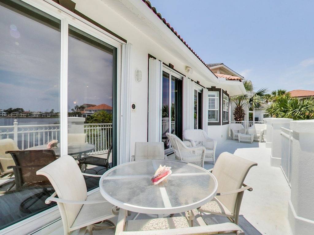 Schöner privater Poolbereich, Blick auf einen See, wunderschönes Design mit Atem in Destin, Emerald Coast