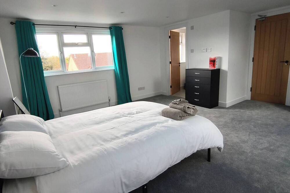 Großes Doppelzimmer mit eigenem Bad in einem schönen neuen Zuhause in Chelmsford, Essex