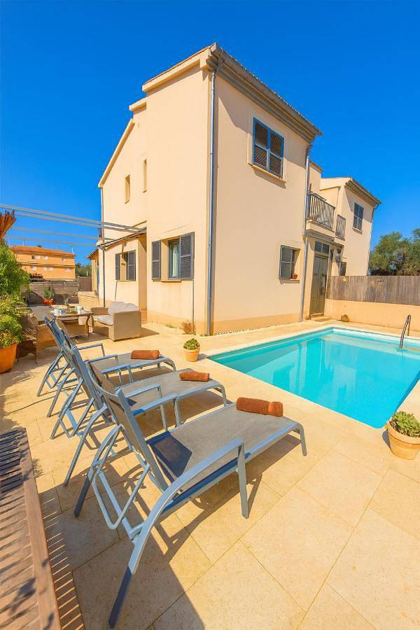 Finca mit hund für 7 Personen, mit Balkon und Terrasse sowie Garten und Pool in Can Picafort