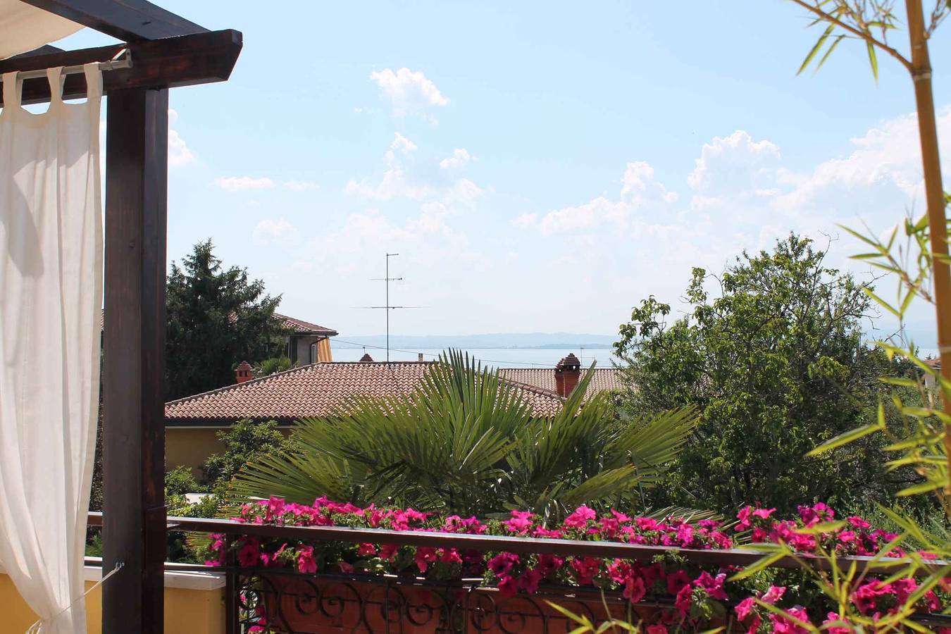 Appartement de vacances entier, Appartement de vacances avec balcon et piscine  in Lazise, Montagnes autour du lac de Garde