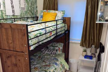 Vacation Rental for 6 Guests in Slough, Berkshire, Picture 3