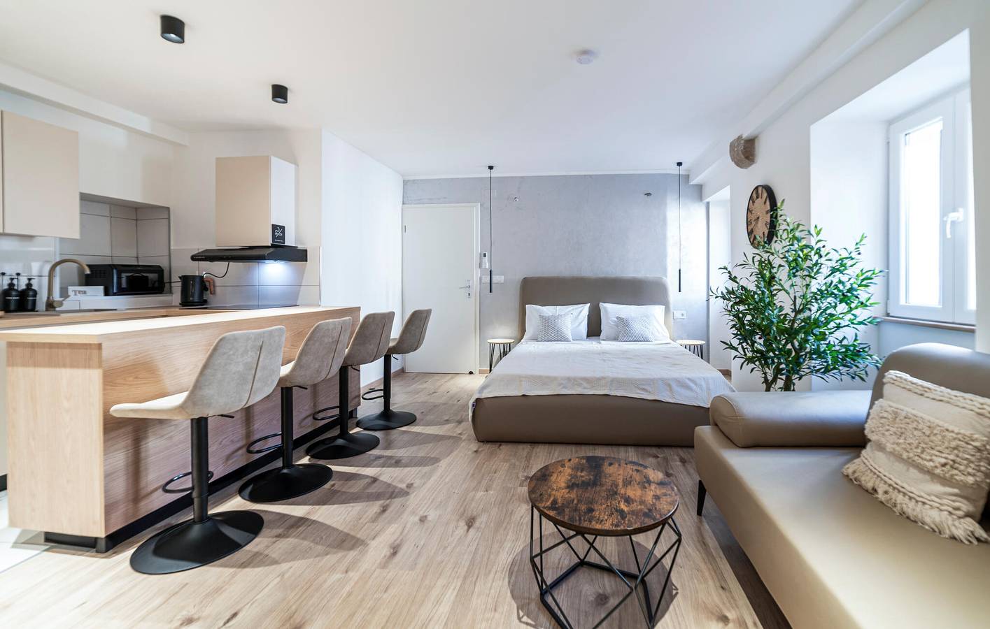 Spacious 2-Bedroom Apartment with Terrace, Wi-Fi, and Close Beach Access in Gradsko Kupaliste (Rab town), Rab town