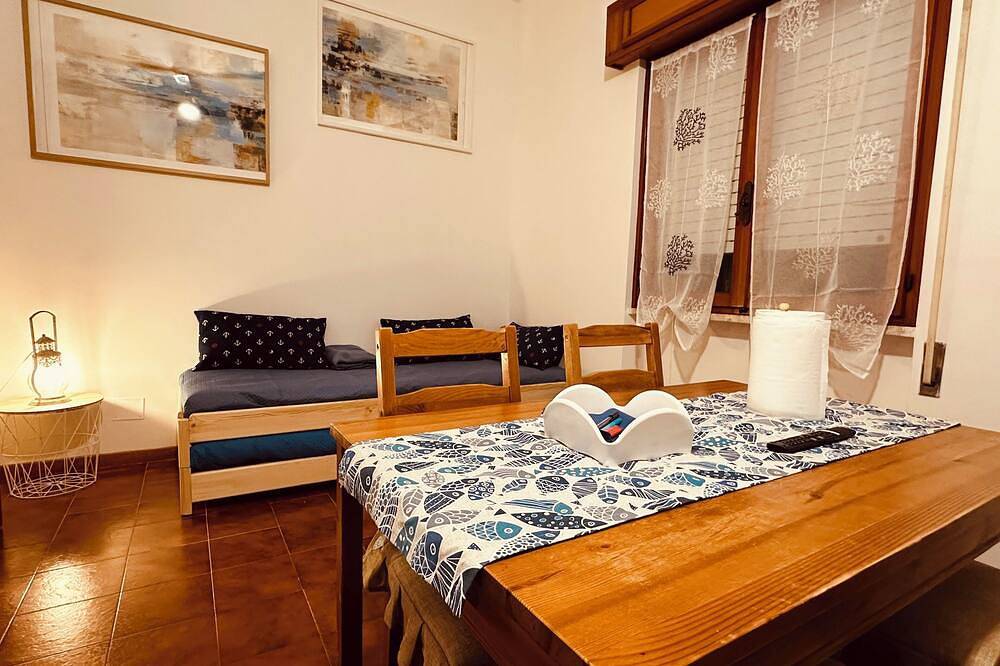 Cozy two-level house with beautiful terrace with views.Pets allowed in Anzio, Rome Province