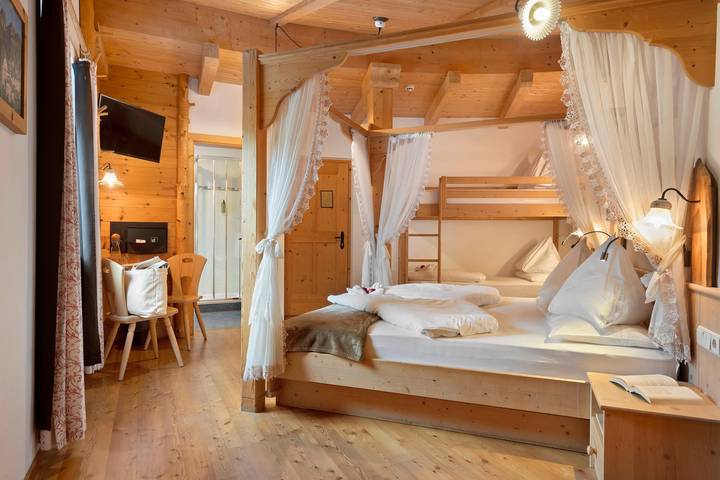 Zimmer 'Himmelbettzimmer' mit gemeinsamer Terrasse, gemeinsamem Garten und Wi-Fi in Afers, Brixen
