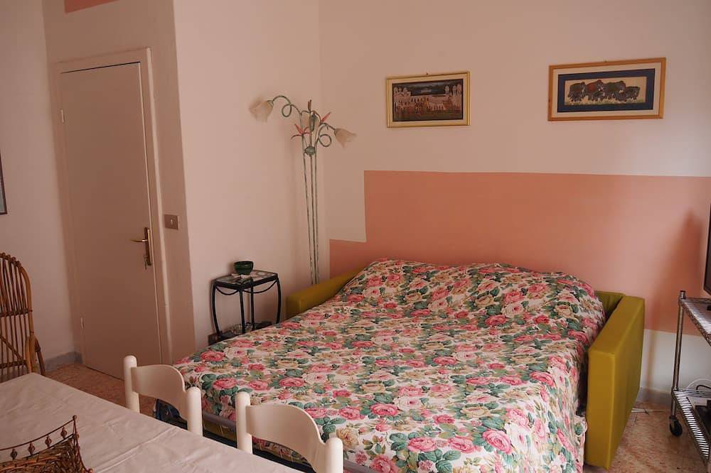 Ruhig und umgeben von leuchtend grünen zwei Schritte vom Meer entfernt in Marina di Pietrasanta, Pietrasanta