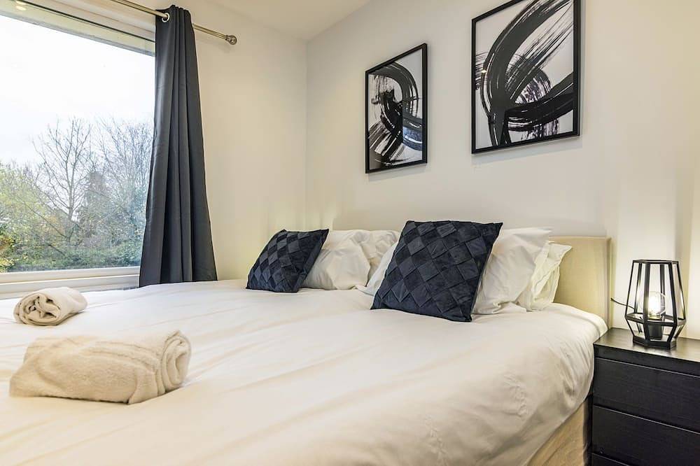 4 Bedroom Home sleeps 10 in Nottingham, East Midlands