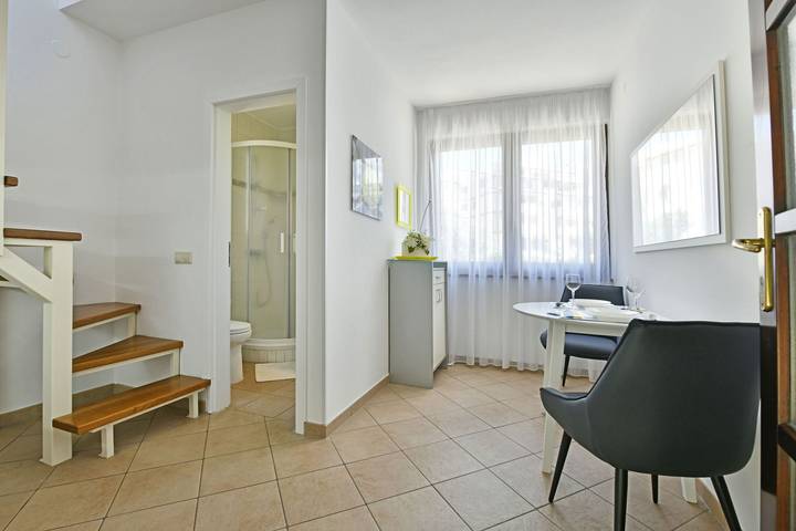 Ferienwohnung für 2 Personen, mit Terrasse und Ausblick in Vrsar