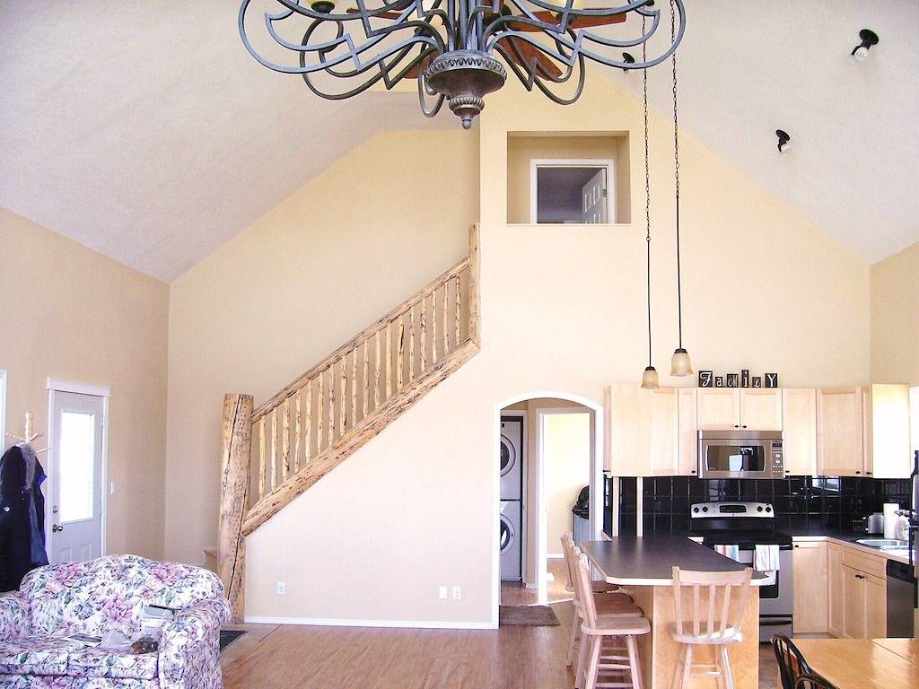 Reunion Cabin mit Blick auf die St. Mary River in Kanadische Rocky Mountains