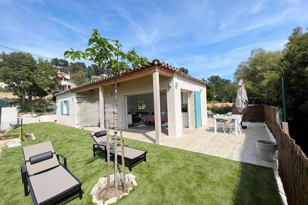 Bungalow with terrace close to the Gigaro beach in Gigaro, La Croix-Valmer