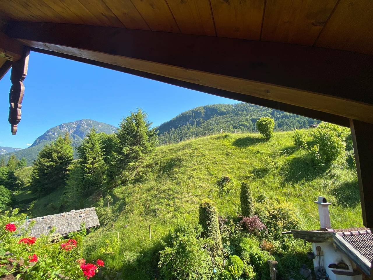 Ganze Ferienwohnung, Ferienwohnung im Dachgeschoss mit Südbalkon in Weissbach an der Alpenstrasse, Schneizlreuth