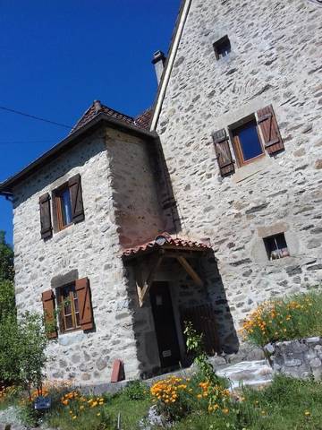 Maison d’hôte pour 2 personnes, avec jardin et vue à Latouille-Lentillac