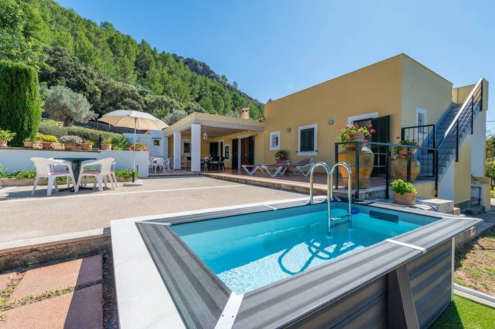 Finca "Tirana" con vista a la montaña, jardín y Wi-Fi in Pollença, Mallorca Norte