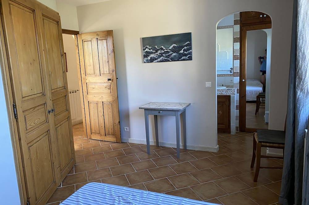 Les-pepites-de-Badou.fr present La Graviere -Classified 4 *- in Le Barroux, Parque natural regional del Mont Ventoux