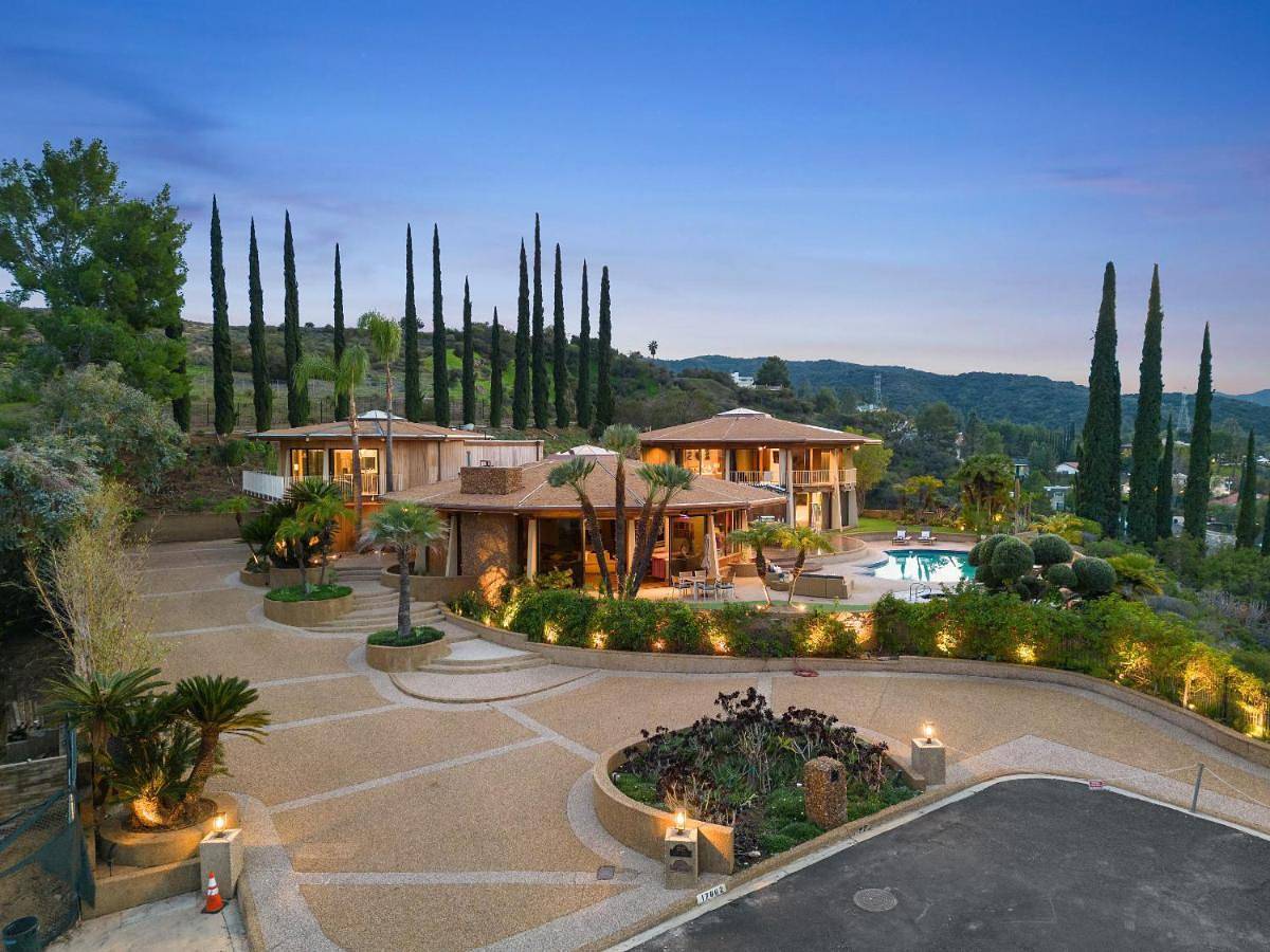 Via Vallarta in Los Angeles, San Fernando Valley