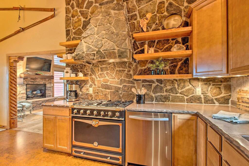 'Blue Spruce Cabin' w/ Hot Tub & Resort Amenities in Angel Fire, Colfax County