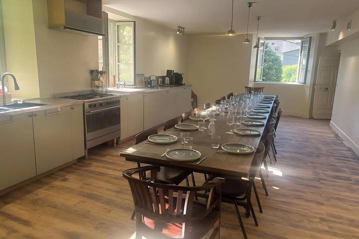 Location de vacances pour 24 personnes, avec piscine et jardin à Satillieu