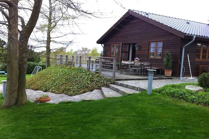 Ferieudlejning for 8 personer, med jacuzzi og have i Kulhuse