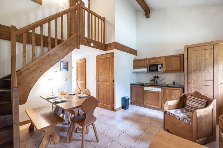 Entire apartment, Apartment 'Les Fermes De Samoëns' with Mountain View, Shared Pool and Balcony in Samoëns, Bonneville region