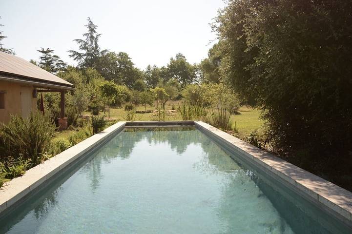 Location de vacances pour 2 personnes, avec jardin et jacuzzi ainsi que piscine et balcon à Marssac-sur-Tarn